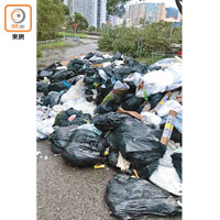 沙田<br>亞公角山路堆滿垃圾，無人清理。