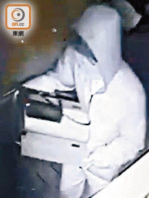 陳曉健遭被竊店舖的閉路電視拍得搬走收銀機。