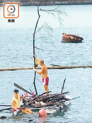 救生員忙於清理泳灘上樹枝及垃圾。（港九拯溺員工會提供）
