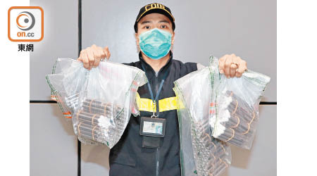 海關檢獲含大麻的電子煙。（文健雄攝）