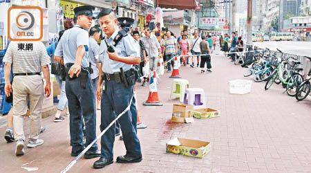 警方封鎖現場行人路，地上仍留下腐蝕液痕迹。（馬竟峯攝）