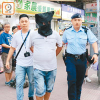 涉案男戶主被警員蒙頭帶署。