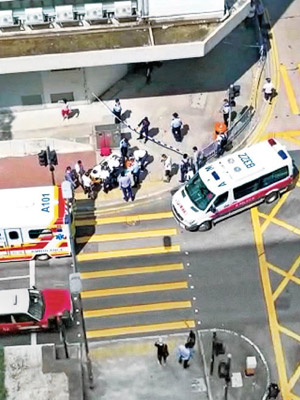 紅磡<br>救護員在現場為兩名受傷職員急救。（互聯網圖片）