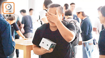 iPhone XS系列今日在港正式開售，即日已炒燶。（何量鈞攝）