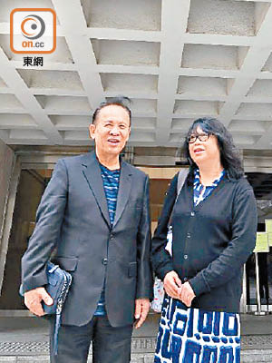 岡田和生（左）及其女兒裕美昨到高院旁聽。