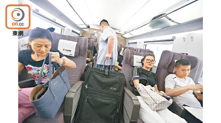 記者成功將尺寸超標的行李帶上高鐵車廂。