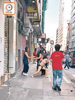 越南女子被人拉衫阻止逃走。（讀者提供）