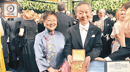 高錕（右）畢生鑽研科學，其後獲頒諾貝爾物理學獎。
