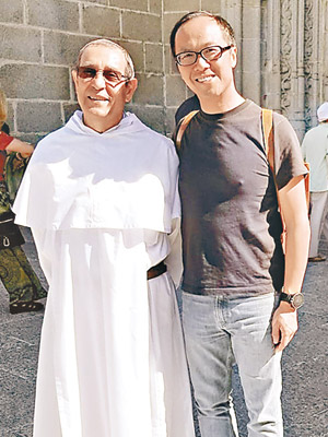 梁繼昌（右）同修道院嘅神職人員合照。（互聯網圖片）