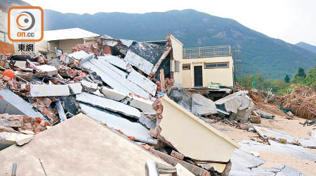 石澳文新學校校舍於颱風之中倒塌。