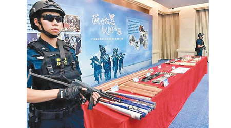 廣東省警方高層早前出席掃黑除惡發布會，檢視繳獲的大批武器。（互聯網圖片）