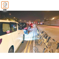 深圳皇崗口岸入境香港的車道天未光，已經出現擠塞。（讀者提供）