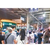 深圳皇崗口岸半夜時分的人潮比白天還多。（互聯網圖片）