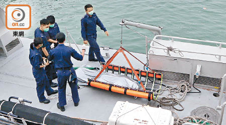 水警將浮屍撈起。（曾志恒攝）