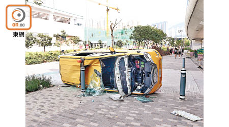 翻側工程車嚴重損毀。（張世洋攝）