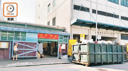 環保斗傳出類似「屍臭味」，瀰漫整個玉器市場。（朱先儒攝）