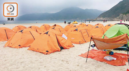 有內地人組團到香港沙灘露營。