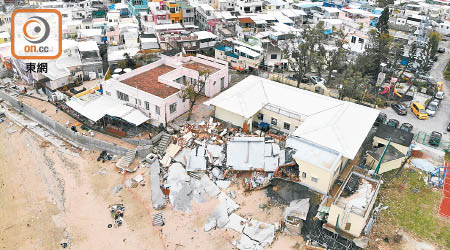 村屋僭建物不能抵受颶風而吹散飛脫，墮落民居四周。