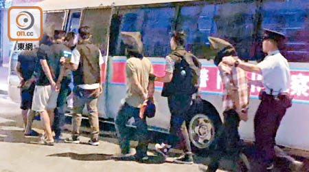 涉案五名尼泊爾裔男子被押走。