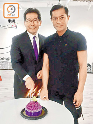 蘇錦樑（左）同古天樂（右）一齊切生日蛋糕，網民好受落。（受訪者提供）