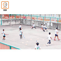 凝動香港體育基金租用社區中心、學校等場地，讓學童接觸如曲棍球等運動。