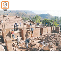 無止橋教導馬鞍橋村村民以夯土重建家園。（受訪者提供）