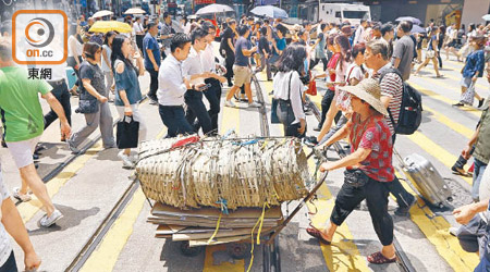 政府建議取消強積金對沖安排，對僱主資助年期延長至廿五年。（黃仲民攝）