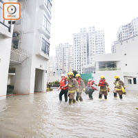 杏花邨<br>超強颱風山竹吹襲香港，海平面上升連帶湧浪，令杏花邨出現嚴重水浸。
