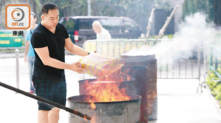 市民在掃墓時，應在鐵桶等器皿內燃燒香燭及冥鏹。