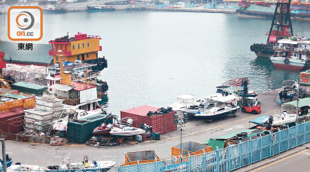 柴灣公眾貨物裝卸區內，有人在近十年將泊位相連土地挪用作山寨「船廠」。