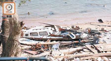 西貢<br>有船隻被吹上岸，船身嚴重損壞。