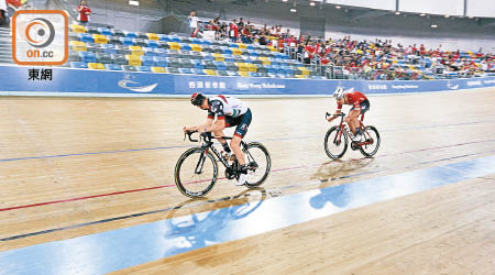 單車節嘉年華在將軍澳單車館舉行，UCI國際專業單車隊作表演賽。（何天成攝）