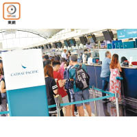 國泰航空被指涉超賣機位，令原本乘坐昨早飛往泰國的四十多名乘客受影響，但國泰解釋是調換飛機。