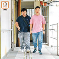溫子賢（左）因病幾乎致盲，起居飲食需由哥哥溫慶誠（右）照顧。