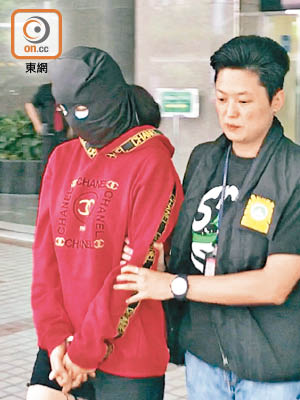 被捕女子遭司警蒙頭帶署。