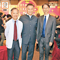 屯門區議會主席梁健文（左起）、觀塘區議會主席陳振彬及九龍城區議會主席潘國華有好多共同話題，特別啱傾。