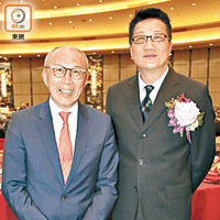 保良局副主席馬清楠（左）同民政事務局副局長陳積志（右）相識幾十年，兩人好熟落。