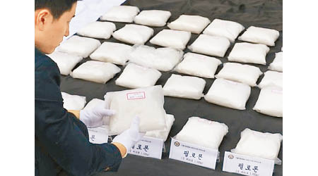 南韓警方展示檢獲的冰毒。（互聯網圖片）