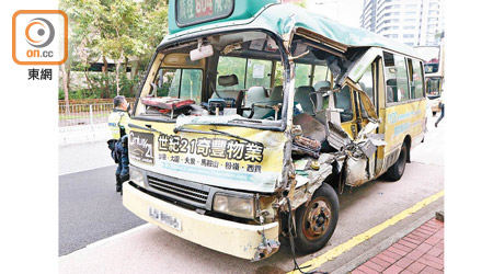 小巴左邊車身前半劏開，鐵皮被扯甩。（張世洋攝）