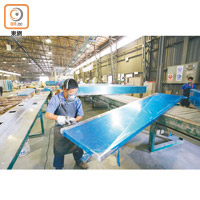 劉達邦於東莞設廠生產鋁板幕牆，由於原材料及製成品均往來美國，結果被雙重徵稅。