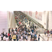 香港站<br>通往中環站的走廊有數不盡的乘客。（互聯網圖片）