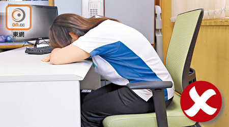 若未有調整桌椅高度就伏桌而睡，容易增加頸椎及腰椎關節壓力。（何量鈞攝）