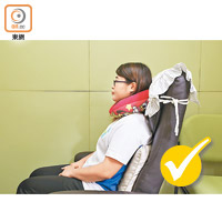 頸枕與椅背高於頭部的椅子雙管齊下，才能將頭部固定於中線位置。