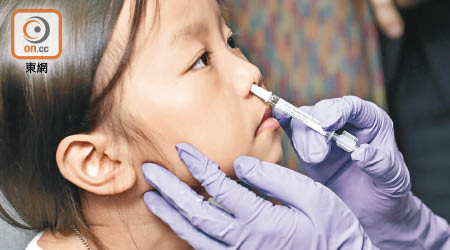 噴鼻式優點是方便及無痛，對怕打針小孩是一個喜訊。（袁志豪攝）