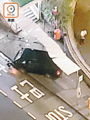 肇事客貨車橫亘行人路上。（讀者提供）