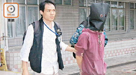 涉案男子被捕帶署。（陳賜慧攝）