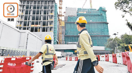 建造業工人下月加薪，但個別工種或面臨凍薪。（黃仲民攝）