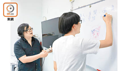 洪永仁（左）為漫畫課程擔任導師，形容學員就如初入行的自己。（羅錦鴻攝）