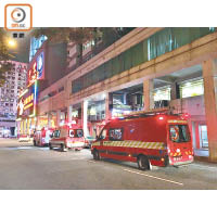消防及救護車人員前晚接報到墮樓現場。