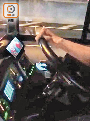 巴士車長在行車期間疑似操控手機屏幕。（讀者劉先生提供）